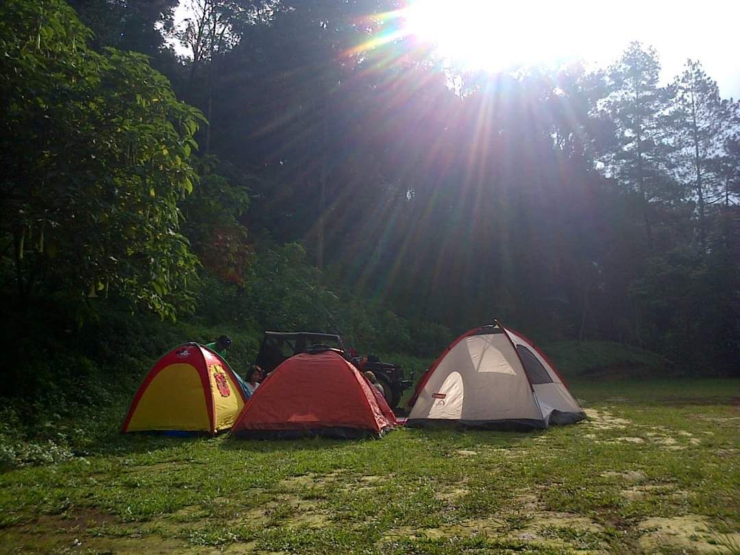 Area Camping Ground yang ada di Taman Buru Gunung Masigit Kareumbi. Saat liburan tiba, banyak pengunjung yang sengaja tidur di kawasan ini