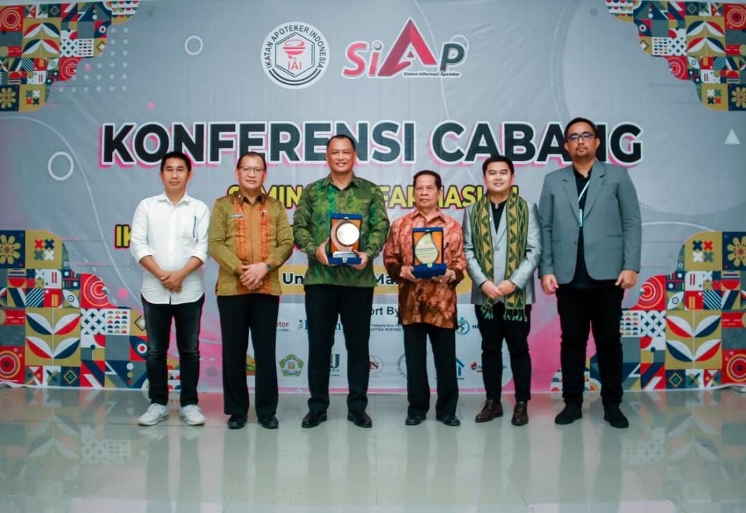 Sekda Konawe menerima penghargaan dalam perhelatan seminar farmasi dan konferensi cabang (Konfercab) Pengurus Cabang Ikatan Apoteker Indonesia (IAI) Kabupaten konawe Tahun 2023, Sabtu, 11 Maret 2023.