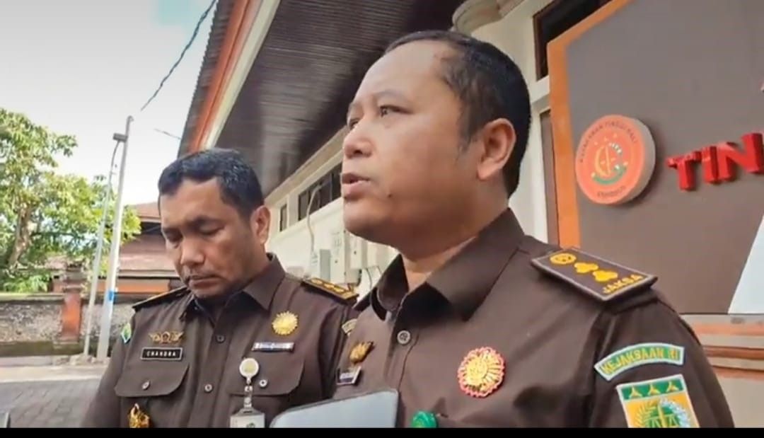 Kepala Seksi Penerangan Hukum (Kasi Penkum) Putu Agus Eka Sabana  mengumumkan Rekor Unud Prof. Antara sebagai tersangka kasus penyimpangan dana SPI jalur mandiri, Senin 13 Maret 2023