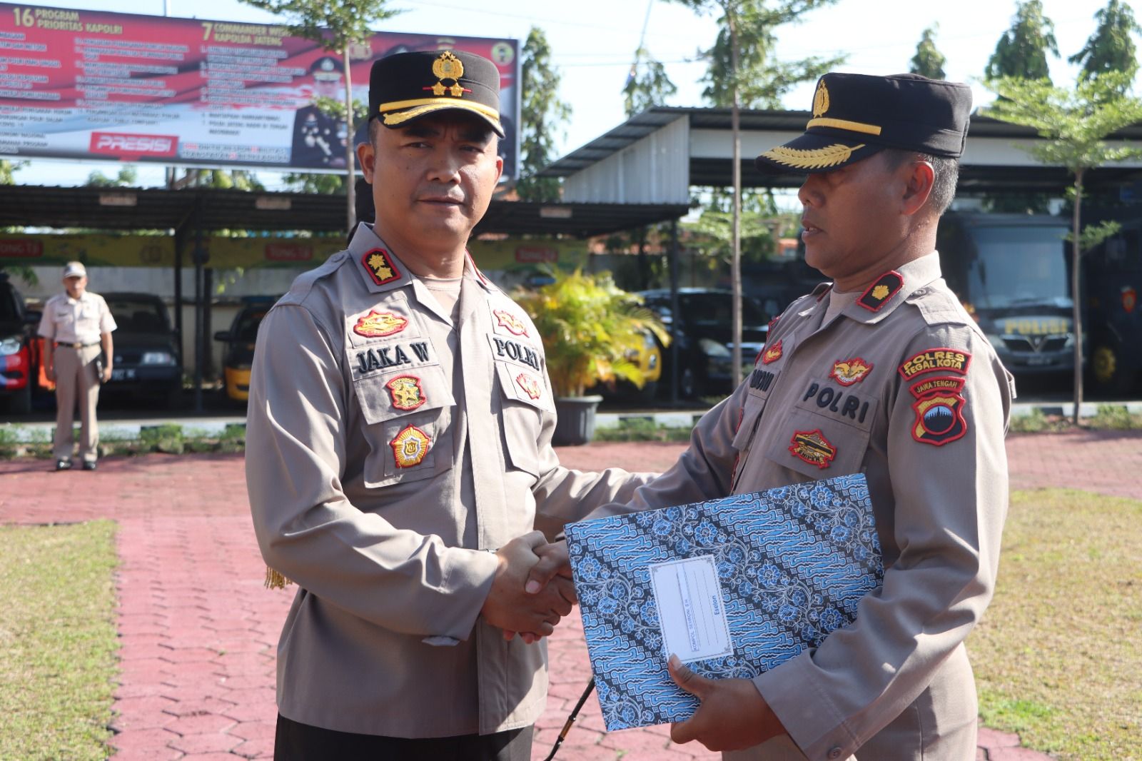 Kapolres Tegal Kota Polda Jawa Tengah AKBP Jaka Wahyudi, SH, SIK, MSi, memberikan penghargaan kepada 14 personel yang berprestasi.