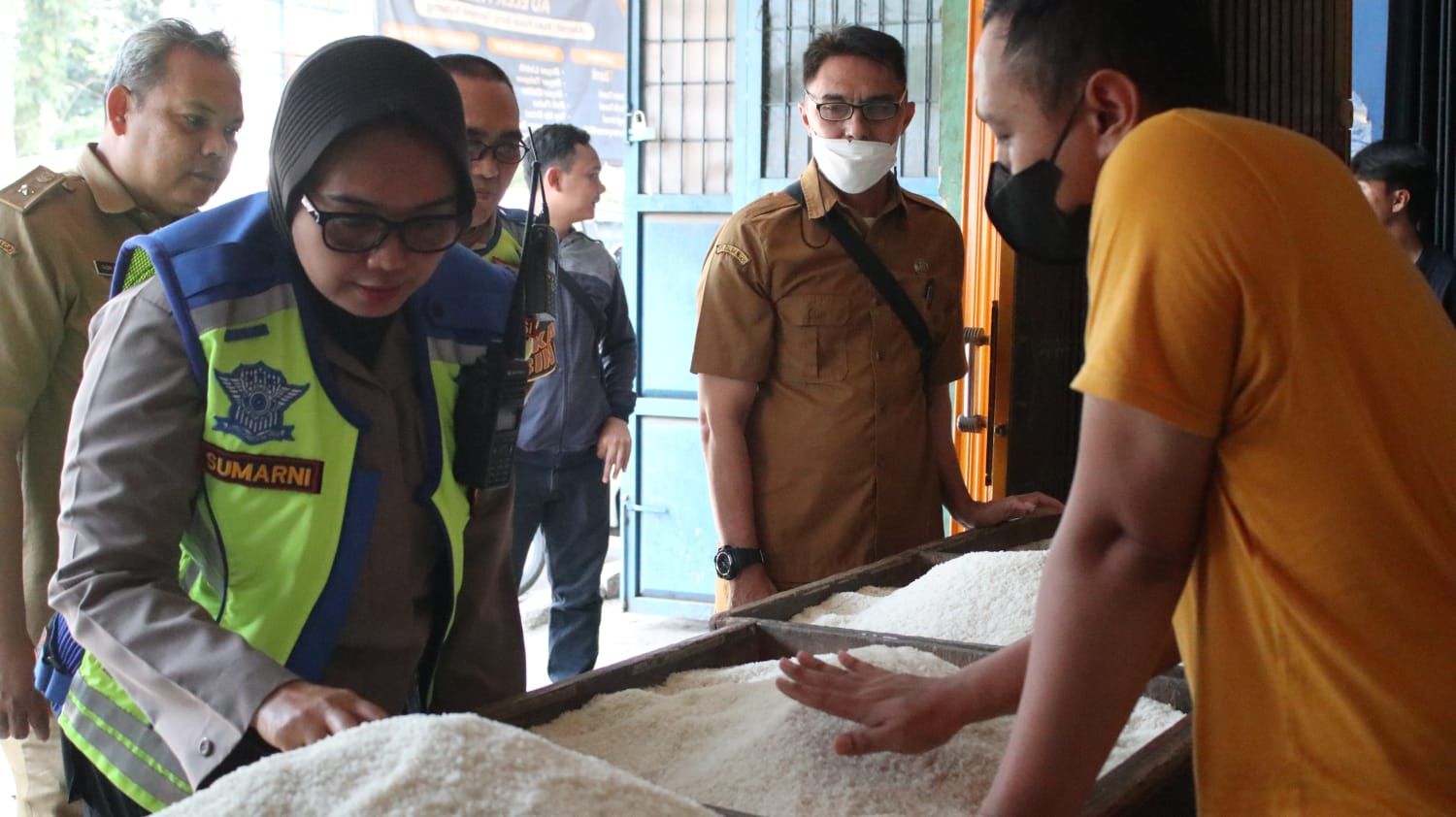 Kapolres Subang AKBP Sumarni Sidak Harga Sembako di Pasar Terminal Subang, Senin 13 Maret 2023