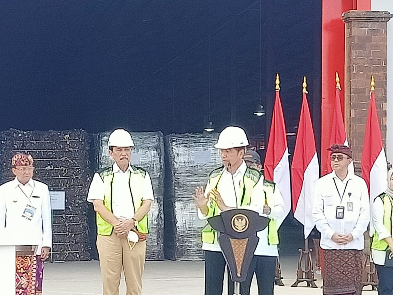 Presiden Joko Widodo (Jokowi) melakukan peninjauan terhadap pembangunan Tempat Pengolahan Sampah Terpadu (TPST) Kesiman Kertalangu pada Senin, 13 Maret 2023.