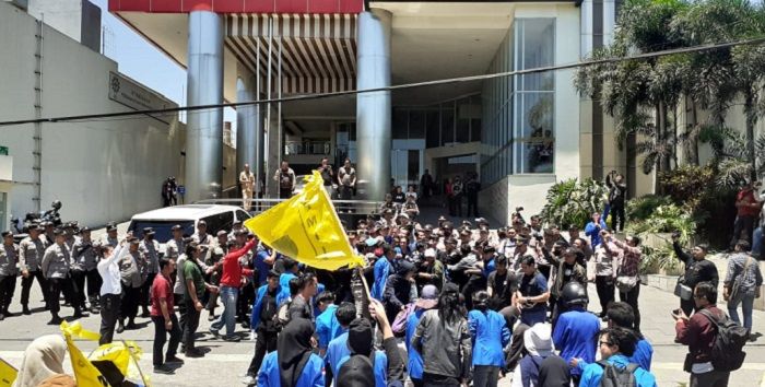 Puluhan mahasiswa mendatangi Hotel Grand Metro Kota Tasikmalaya menuntut Pj Wali Kota Tasikmalaya yang sedang melakukan musrenbang di lokasi tersebut untuk menemui massa aksi.*