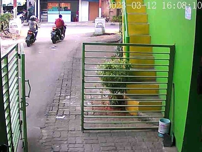 Terduga  Maling Motor di Tangsel Terekam CCTV