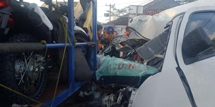Kecelakaan truk pengangkut sepeda motor dengan ambulans di Desa Ciganjeng.*/kabar-priangan.com/dok. warga