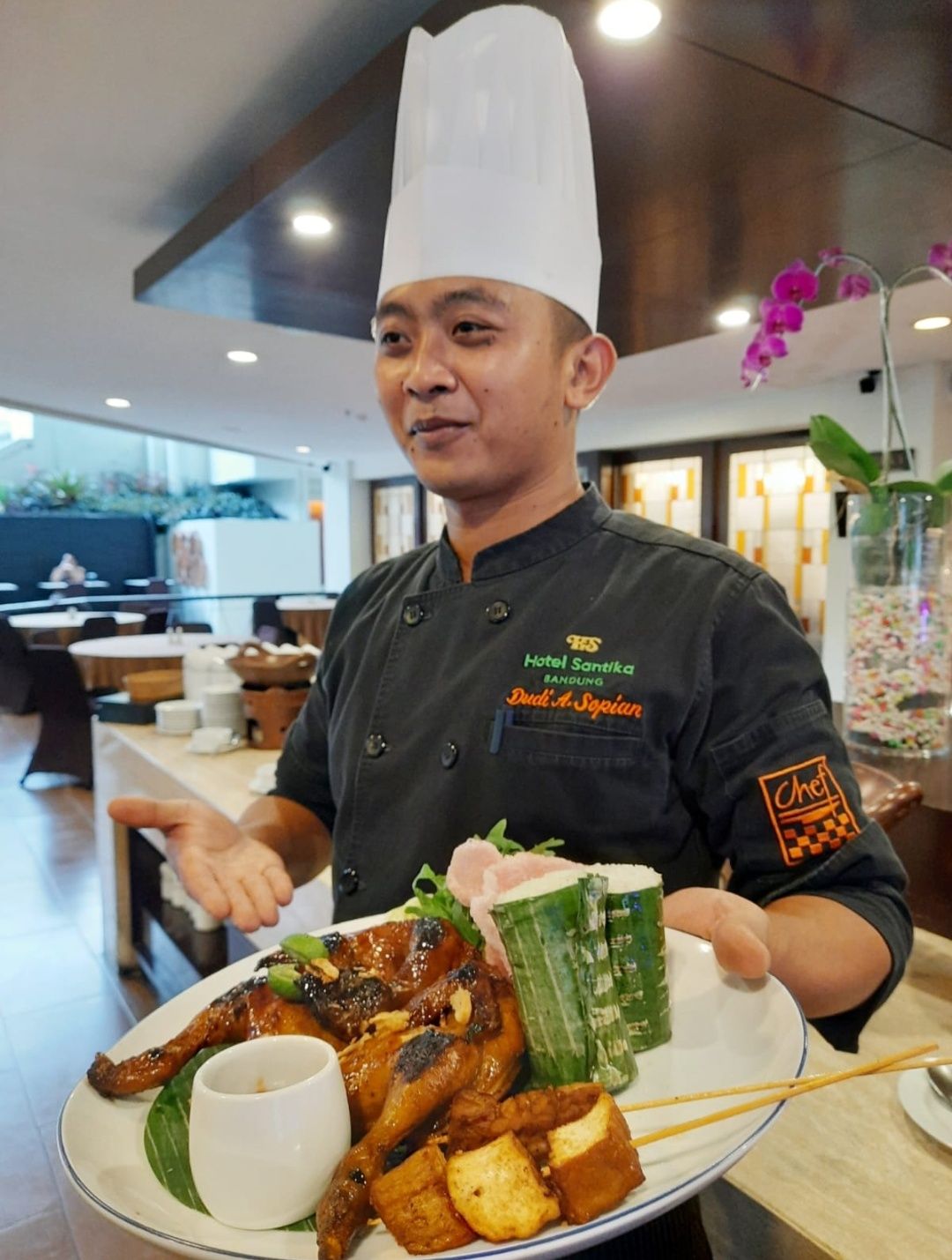 Sous Chef Hotel Santika Bandung Chef Dudi Agus Sopian. 