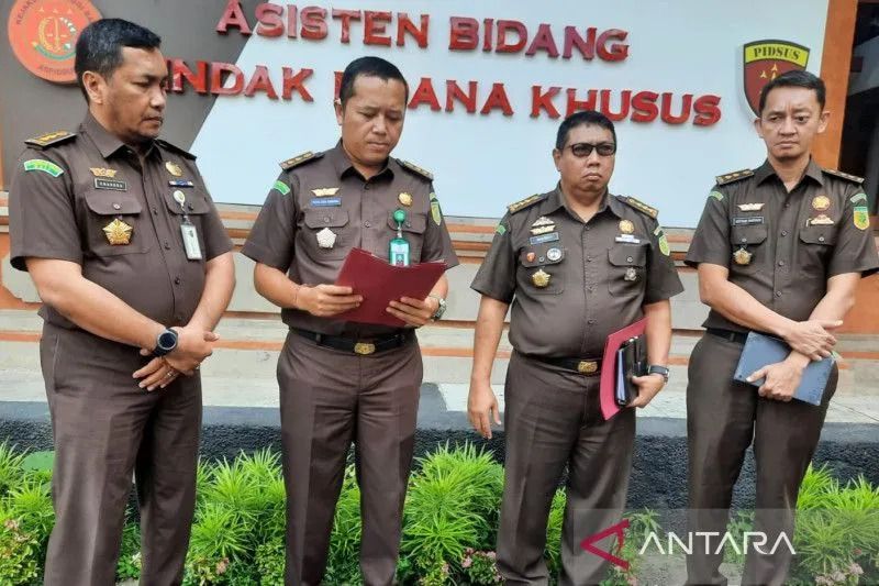 Kepala Seksi Penerangan Hukum Kejaksaan Tinggi Bali Agus Eka Sabana Putra (kedua dari kiri) memberikan keterangan pers terkait dengan penetapan tersangka korupsi dana sumbangan pengembangan institusi (SPI) Universitas Udayana di Denpasar, Bali, Senin  13 Maret 2023