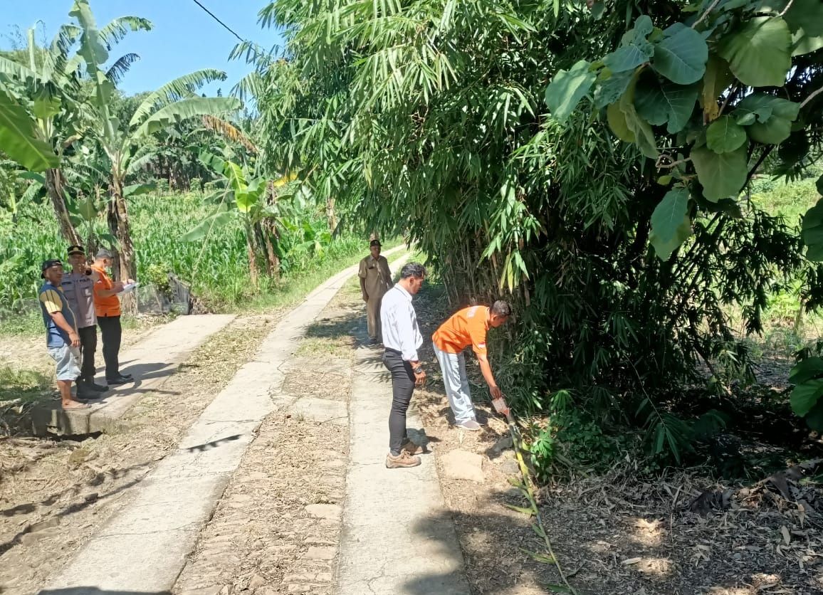 Tim Inafis Polres Grobogan melakukan olah TKP warga Karangrayung terstrum aliran listrik di dekat kuburan, di Desa Nampu, Karangrayung, Grobogan, Senin 13 Maret 2023.