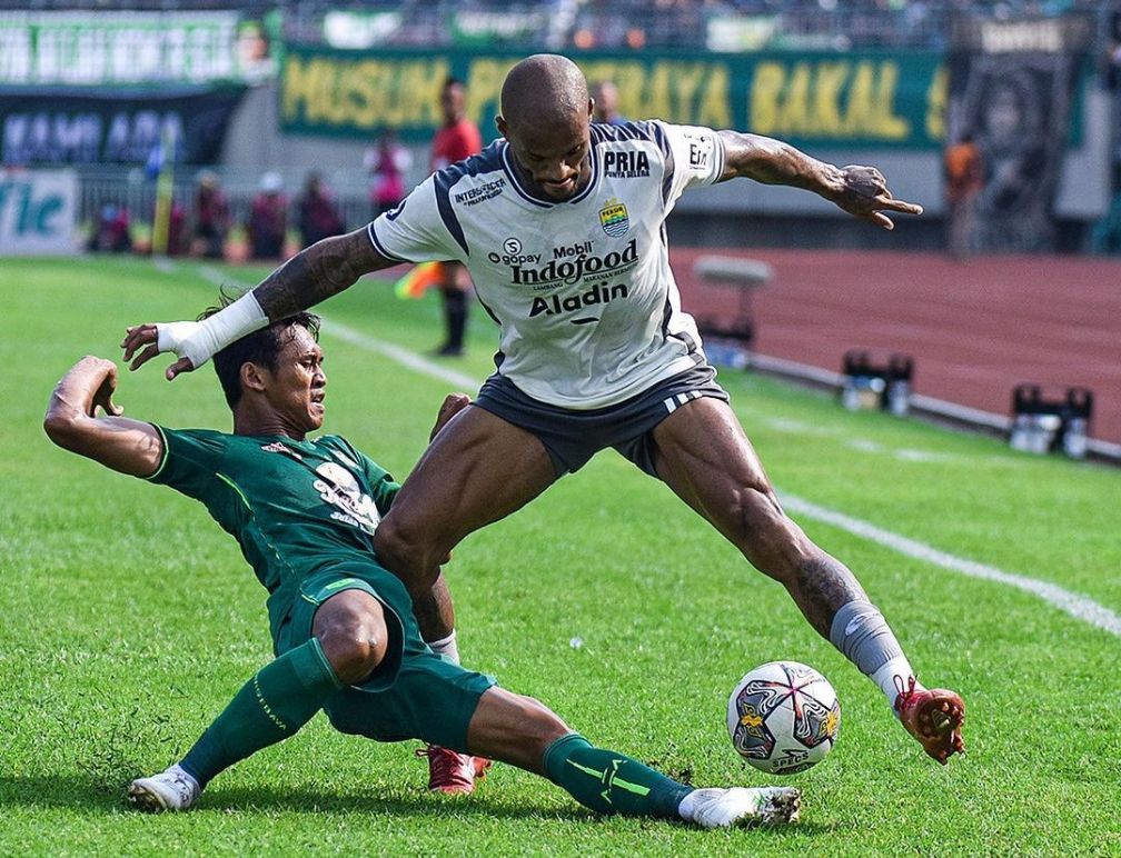 Penyerang Persib, David Da Silva berusaha melawati hadangan pemain Persebaya pada lanjutan Liga 1 2022-2023 pekan ke-30.