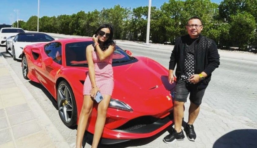 Founder trading ATG/ATC, Wahyu Kenzo bersama istri sedang berlibur di Palm Jumeirah, Dubai 