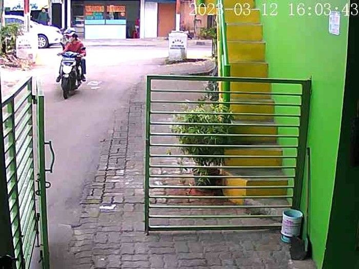 Terduga Maling Motor di Tangsel Terekam CCTV