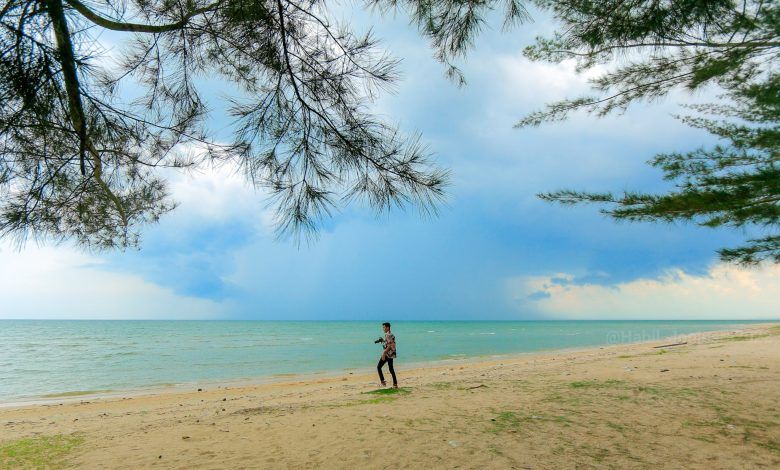 Pantai Bakau atau Pantai Mangkalok Bangka Belitung.