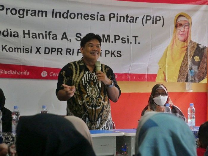 Ketua tim relawan anggota Komisi X DPR RI Fraksi PKS Ledia Hanifa, Indon Sinaga tengah menjelaskan mengenai Program Indonesia Pinta atau PIP 