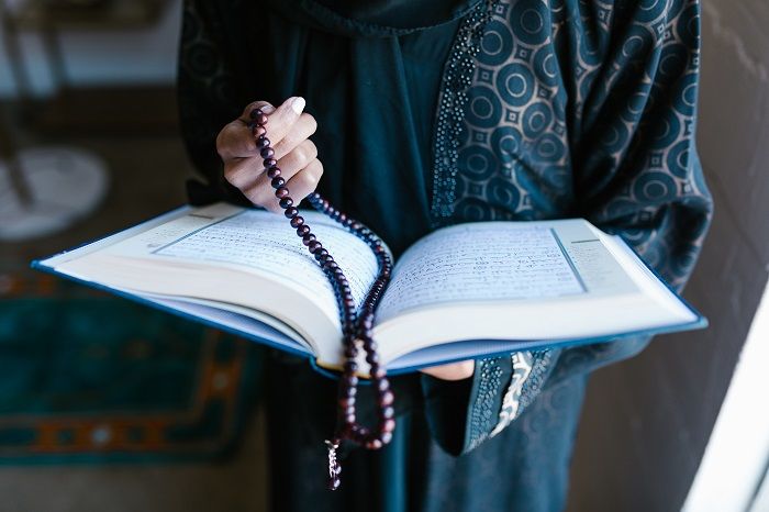 Simak hukum wanita yang sedang haid untuk melaksanakan ziarah kubur lengkap dengan penjelasan syariat, hadis, dan ijma’ ulama.