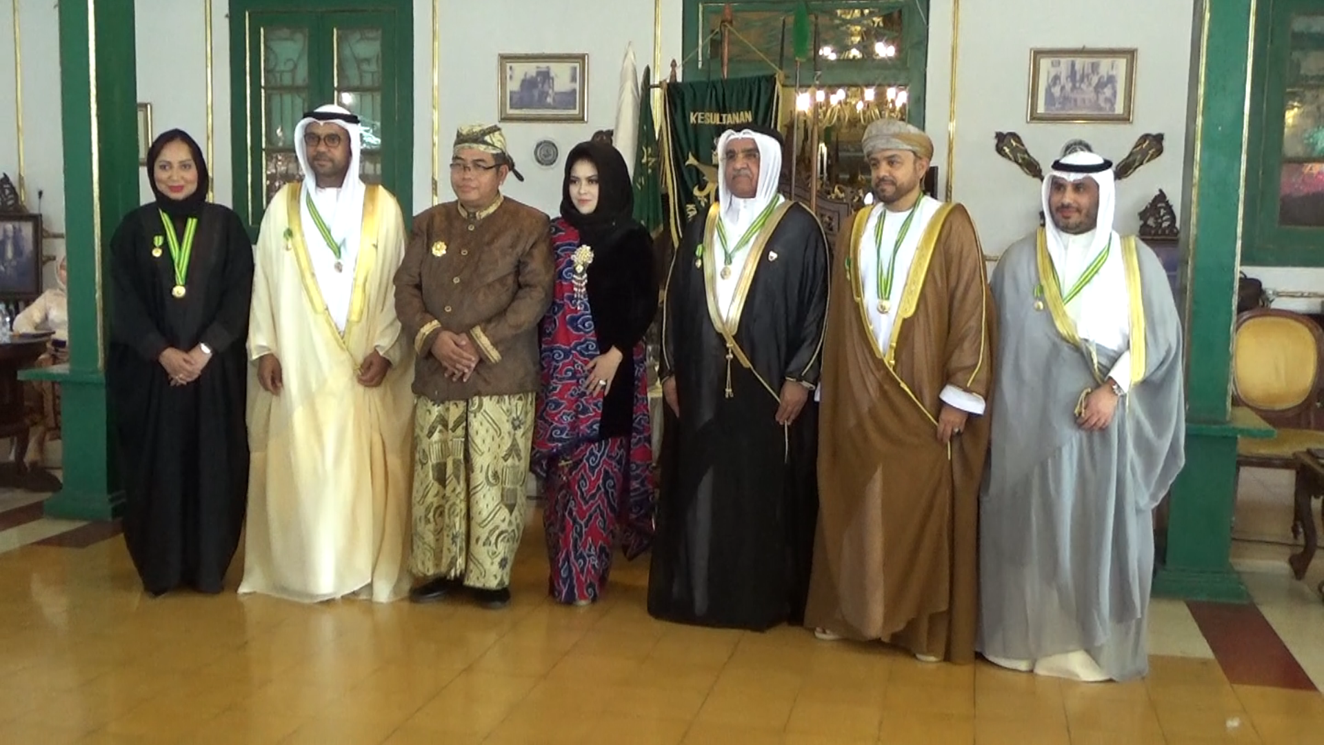 Lima duta besar Timur Tengah berfoto bersama dengan Sultan Abdul Gani beserta istri, Senin, 13 Maret 2023..
