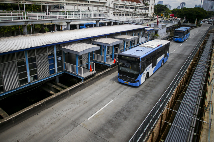 Bus Transjakarta melintasi Halte Transjakarta Harmoni yang ditutup, Jakarta, Senin (6/3/2023). Penutupan halte tersebut karena terdampak pengerjaan jalur moda transportasi MRT Jakarta Fase 2A.