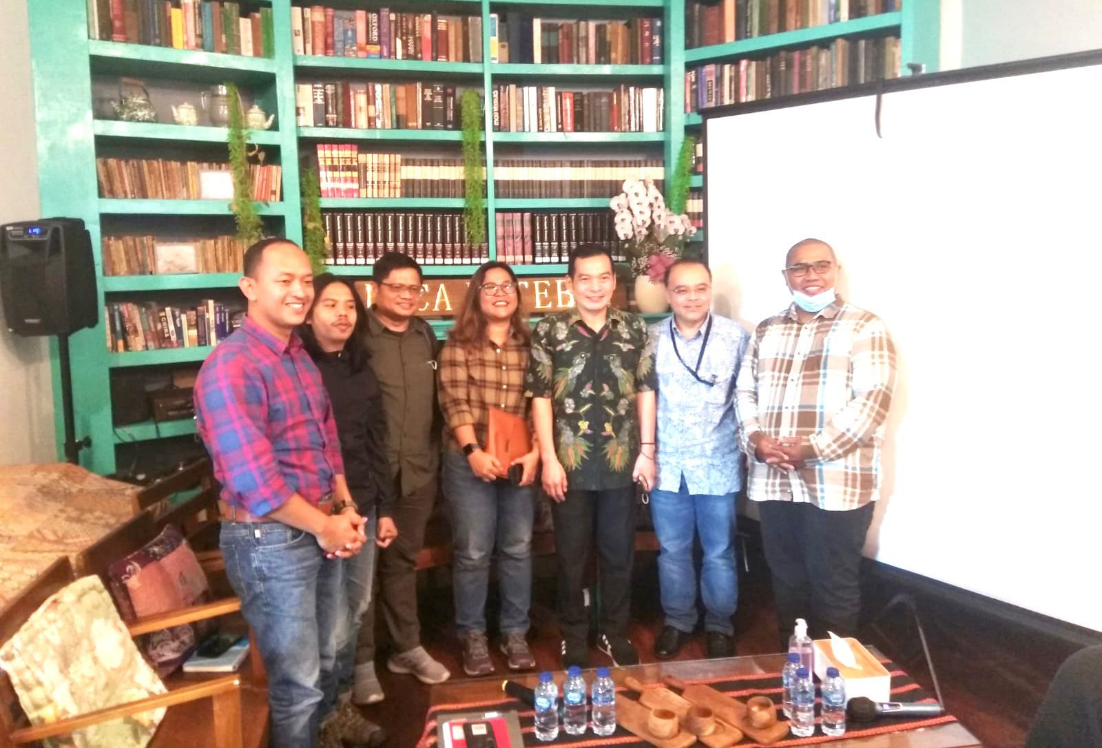 Para pembicara diskusi habitat Orang Utan Dr. Jito Sugardjito, Dr. Barita O. Manullang dan Yokyok Hadiprakarsa dan dipimpin oleh Didik Prasetyo, PhD.