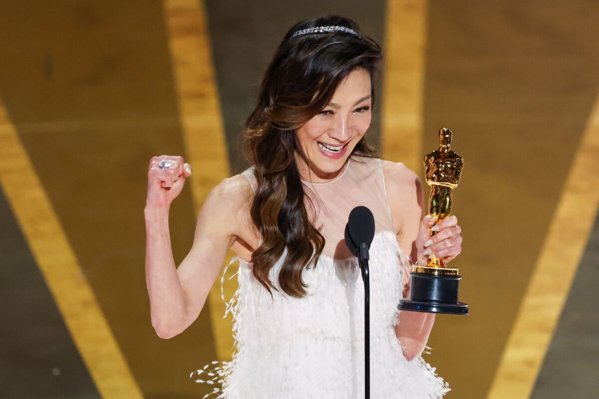 Michelle Yeoh saat menerima penghargaan Academy Awards ke-95 sebagai Aktris UTama Terbaik Oscar 2023