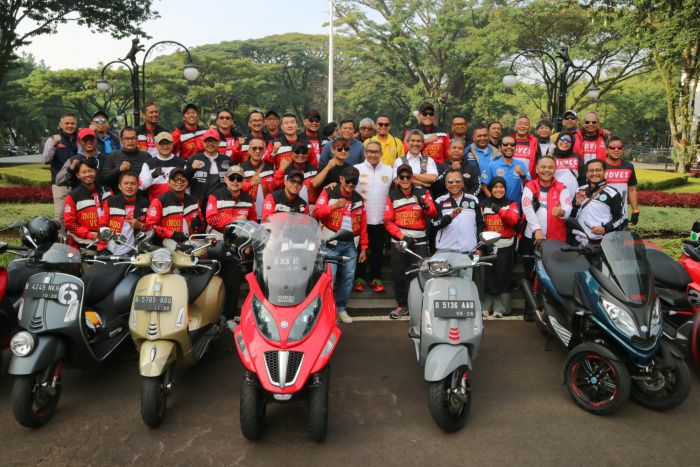 Komunitas motor Vespa IDVES berfoto bersama Wali Kota Bandung, Yana Mulyana.