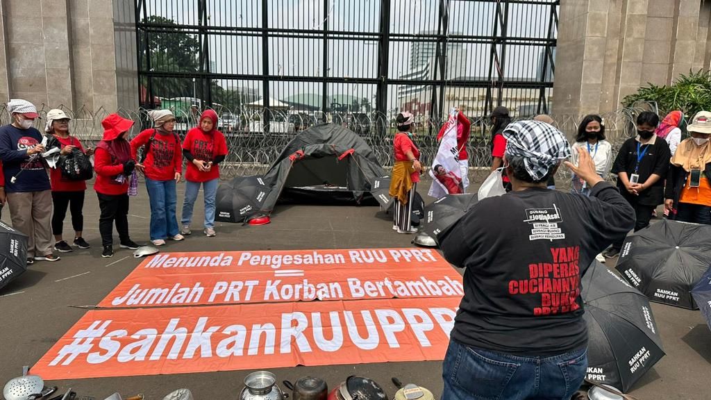 Aksi para Pekerja Rumah Tangga (PRT) di gerbang DPR/MPR, Senayan, Jakarta.
