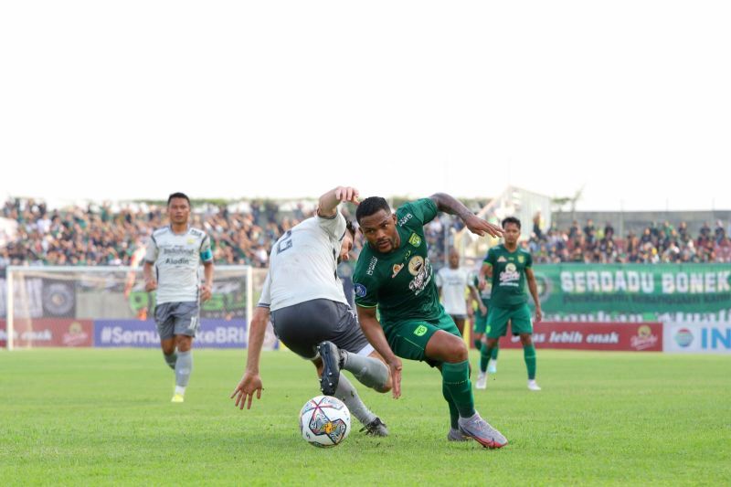 Penyerang Persebaya Paulo Victor (kanan) melewati pemain Persib Nick Kuipers (kiri) saat pertandingan Liga 1 musim 2022/2023 di Stadion Gelora Joko Samudro Gresik, Senin 13 Maret 2023 sore. 