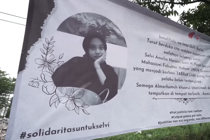 Spanduk solidaritas untuk korban tabrak lari iring-iringan polisi mahasiswi Universitas Suryakancana Cianjur, Selvi Amalia Nuraini di lokasi sekitar kejadian di Jalan Raya Bandung, Desa Sabandar, Kecamatan Karangtengah, Kabupaten Cianjur.