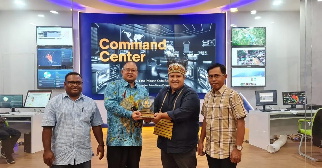 Direktur Utama PTAMJ Robongholo Nanwani (Perseroda) Dr. H. Entis Sutisna, SE, MM, didampingi Kepala Cabang Sentani Syors H. Ondi, SE dan Manajer Distribusi Sutikno, SE.
