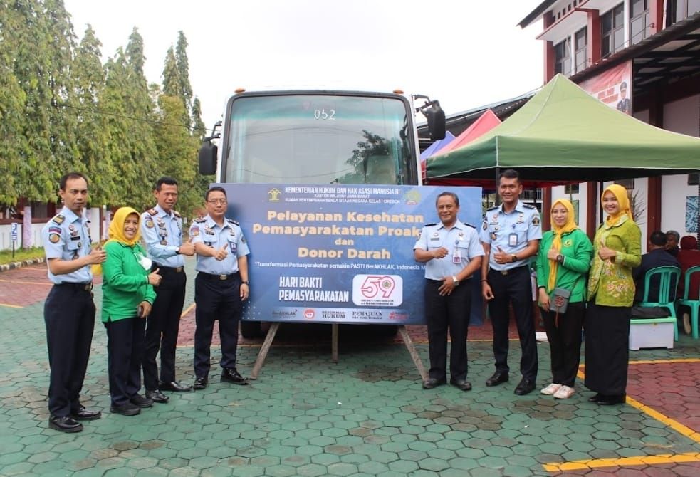 Dalam rangka Hari Bhakti Pemasyarakatan ke-59, UPT Pemasyarakatan Cirebon Raya melakukan kegiatan donor darah bertempat di halaman kantor Rupbasan Kelas I Cirebon, Selasa (14/3/2023).