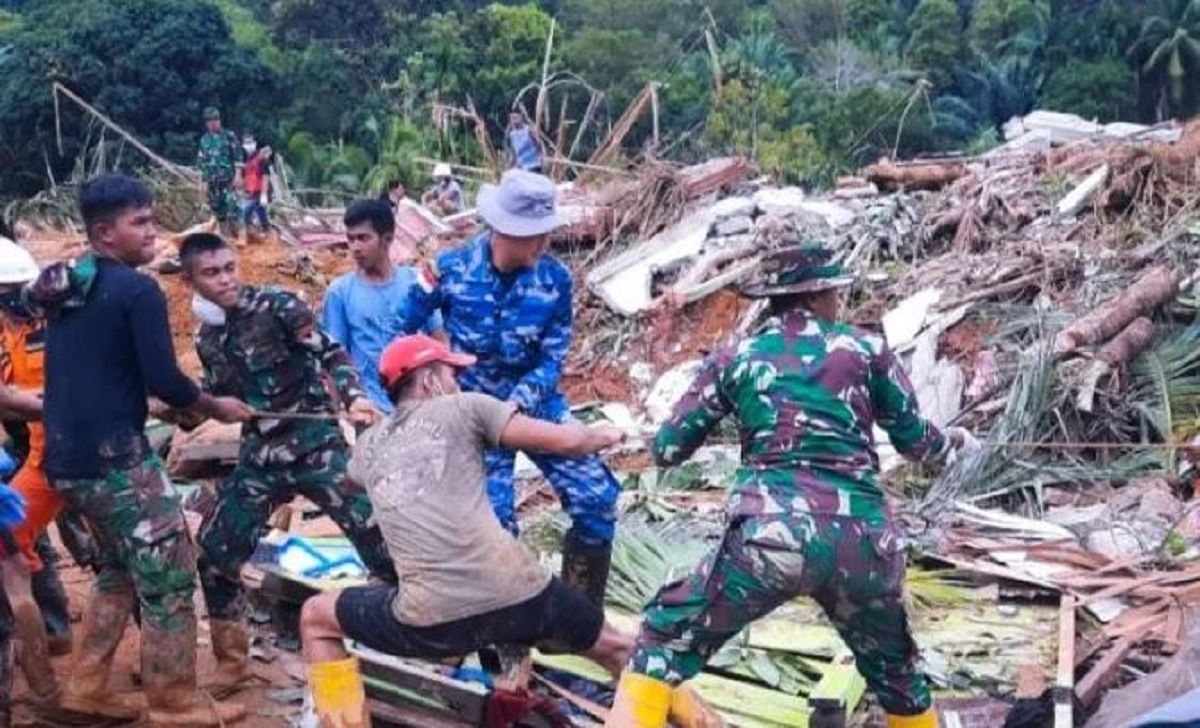 Proses evakuasi korban pasca bencana tanah longsor di Desa Pangkalan, Kecamatan Serasan, Kabupaten Natuna