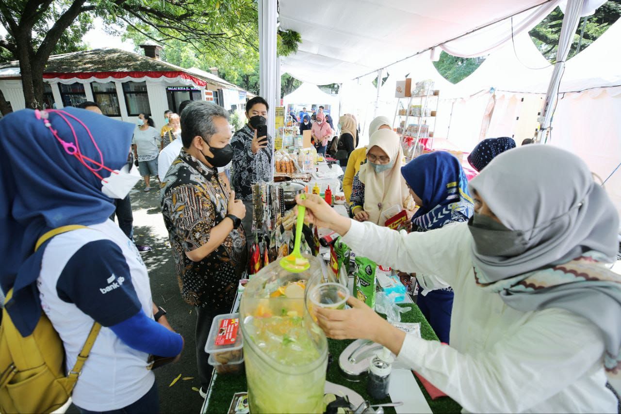 Pemkot Bandung menggelar pasar murah menjelang Ramadhan dan Idulfitri.