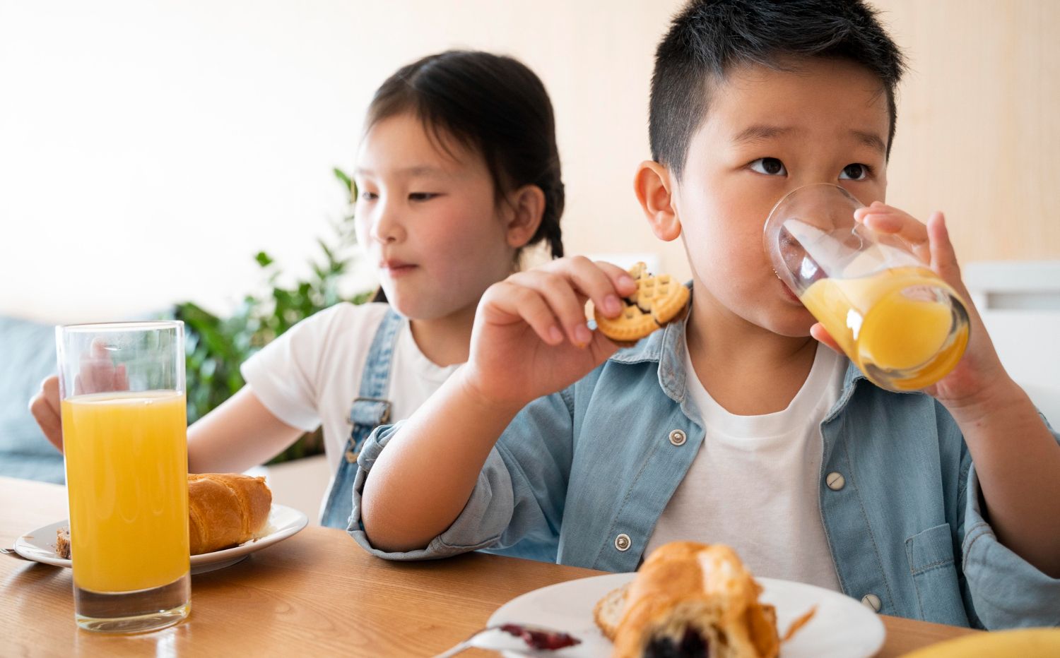 Ilustrasi anak-anak sedang sarapan, 3 Cara Menjaga Tubuh Tetap Sehat Setiap Hari, Salah Satunya Adalah Sarapan Setiap Pagi