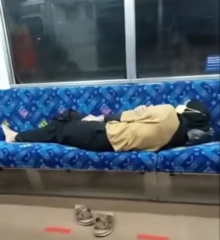  Seorang perempuan sedang tiduran di kursi KRL. Kondisi itu membuat netizen bertanya-tanya. Ternyata ini penyebabnya