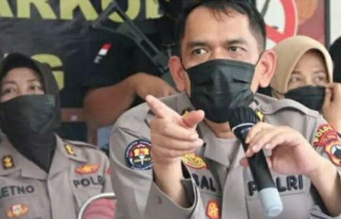 Kepala Bidang Humas Polda Jawa Tengah Kombes Pol. Iqbal Alqudusy, saat tengah memberikan keterangan terkait percaloan penerimaan Bintara Polri.
