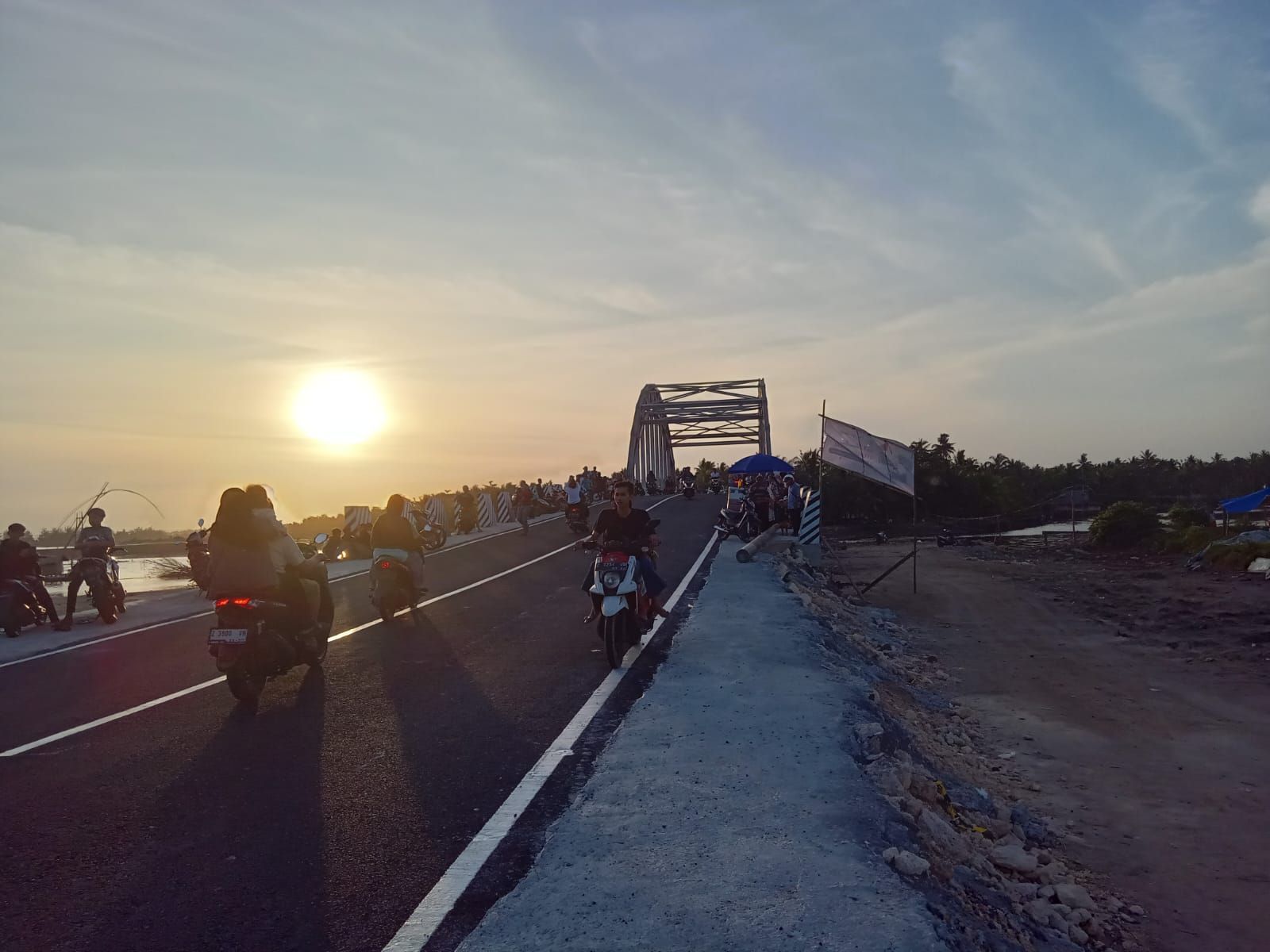 Jembatan Wiradinata Rangga Jipang di Kabupaten Pangandaran sore hari.*kabar-priangan.com/Kiki Masduki 