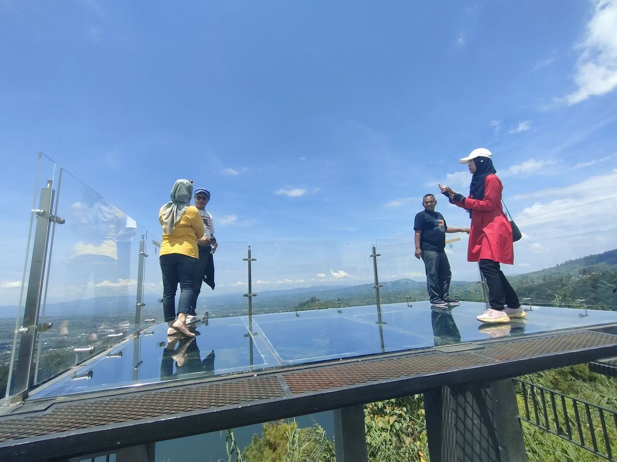  Panorama Situ Menjer dilihat dari ketinggian di Kahyangan Skyline, salah satu objek wisata Dieng yang sedang dikembangkan