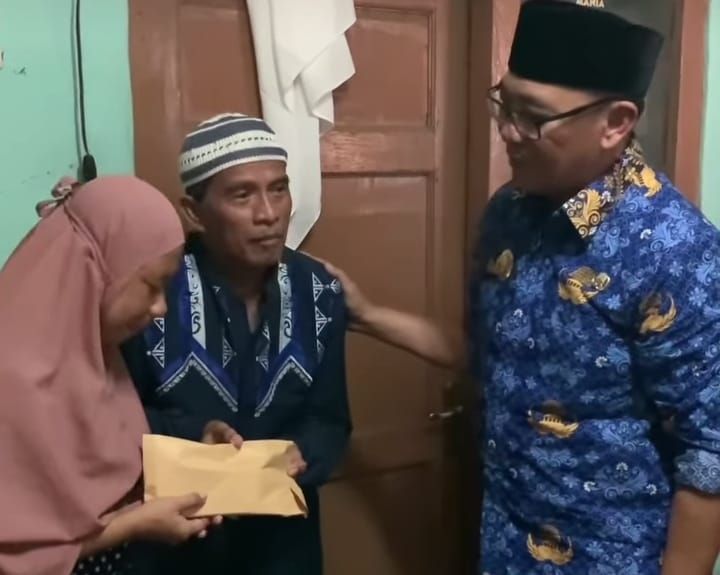Plt Bupati Bogor, Iwan Setiawan takziah kepada keluarga alm Arya Saputra, siswa SMK di Bogor yang meninggal dunia akibat dibacok oleh orang tak dikenal/Instagram@iwansetiawan.70