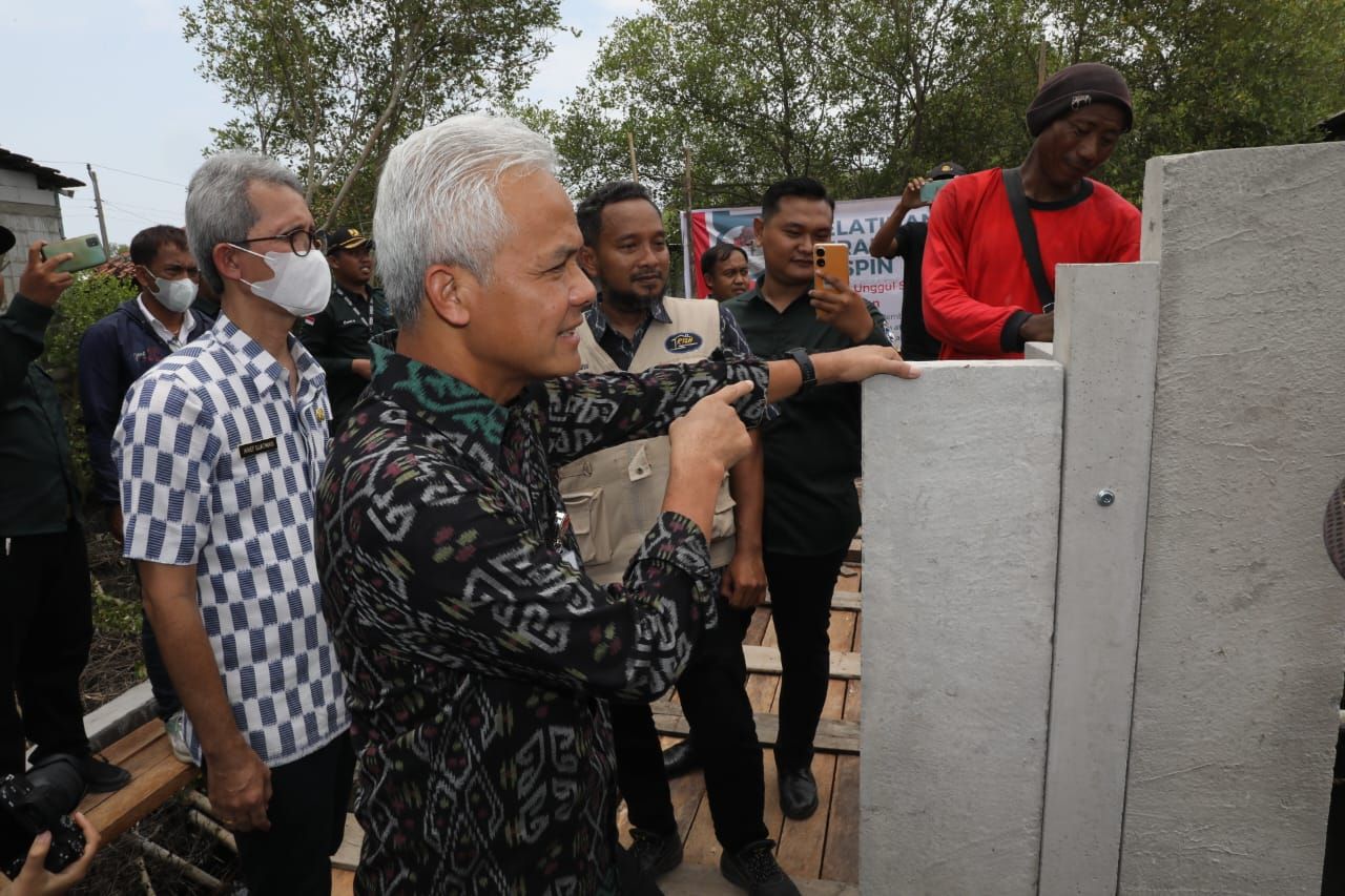 Gubernur Jawa Tengah, Ganjar Pranowo tinjau program bantuan ruspin di Desa Bedono, Kabupaten Demak.
