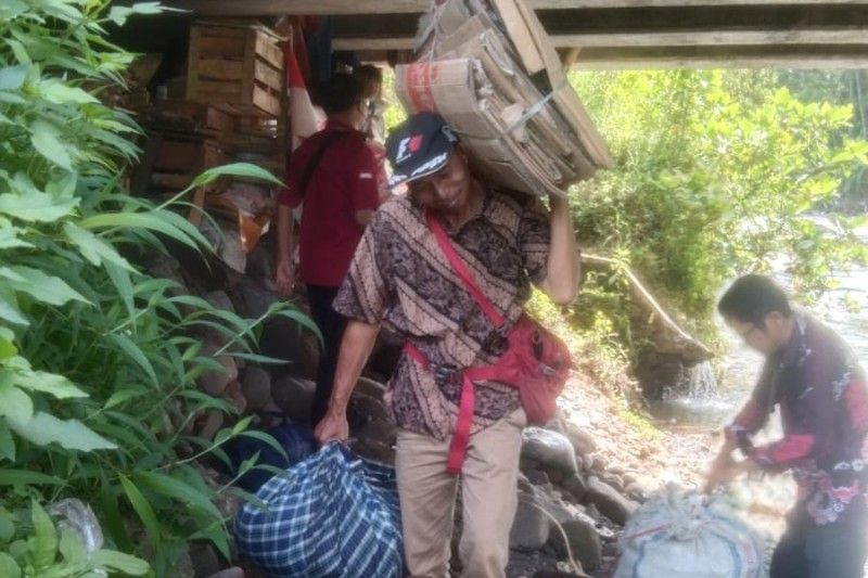 Evakuasi keluarga yang tinggal di bawah jembatan jalan lingkar Bumiayu ke Balai Desa Kalierang, Kecamatan Bumiayu, Brebes