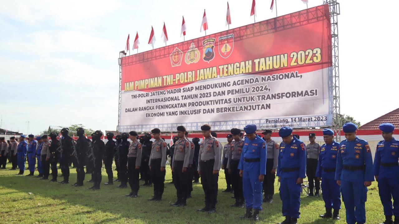 Ratusan Prajurit TNI-Polri Solid Teriakkan Yel Yel di Lapangan Mariko Randudongkal Kabupaten Pemalang