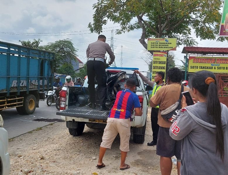 Polisi mengevakuasi sepeda motor korban yang tertabrak truk di Jl Purwodadi-Semarang, Desa Putat, Purwodadi, Grobogan, Selasa 14 Maret 2023.