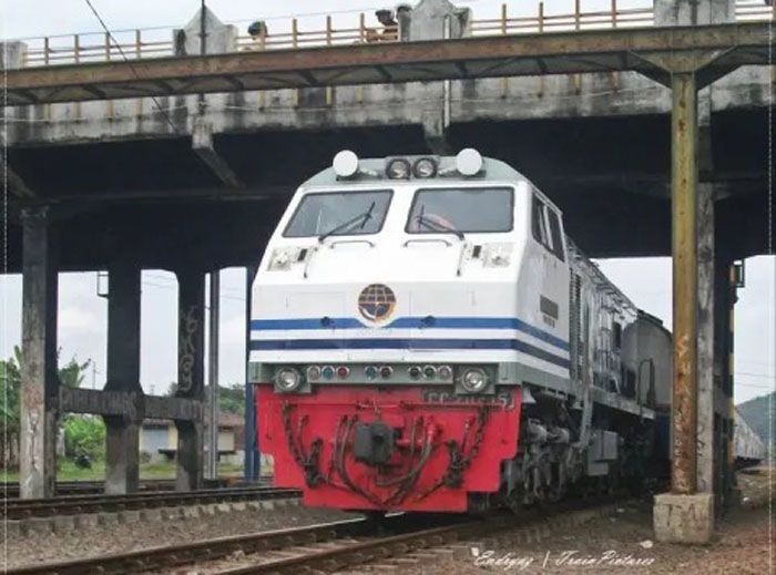Fly over di atas lintasan rel kereta api di Pintu Singa Kota Banjar.