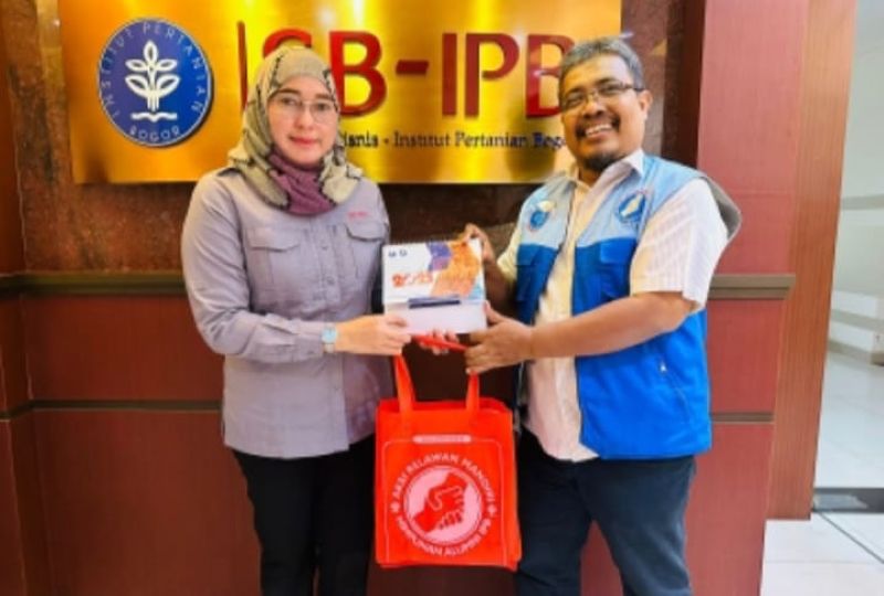  Sekolah Bisnis IPB University peduli bencana gempa Cianjur, donasi diserahkan Wakil Dekan Sekolah Bisnis (SB) IPB University, Bidang Sumberdaya, Kerjasama dan Pengembangan, Dr. Nimmi Zulbainarni, kepada Ketua Umum ARM HA IPB University, Ir. Ahmad Husein, MSi, di Kampus IPB Dramaga beberapa waktu la