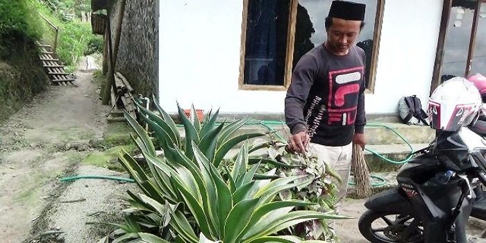 Gunung Merapi hari ini kembali menyemburkan awan panas. Akibatnya, tiga kecamatan di Kabupaten Boyolali diguyur hujan abu vulkanik.