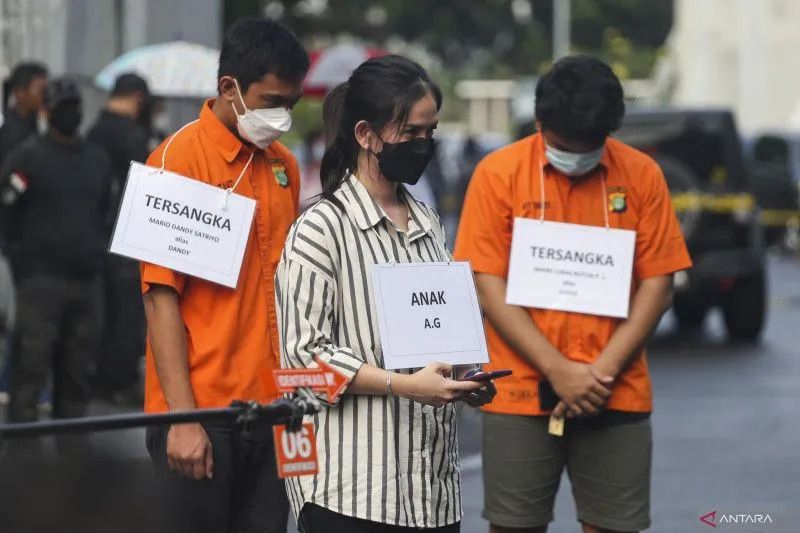 Tersangka Mario Dandy Satrio (kiri), Shane (kanan), dan pemeran pengganti tersangka AG (tengah) memperagakan adegan saat rekonstruksi kasus penganiayaan Cristalino David Ozora di Perumahan Green Permata Residance, Pesanggrahan, Jakarta, Jumat 10 Maret 2023