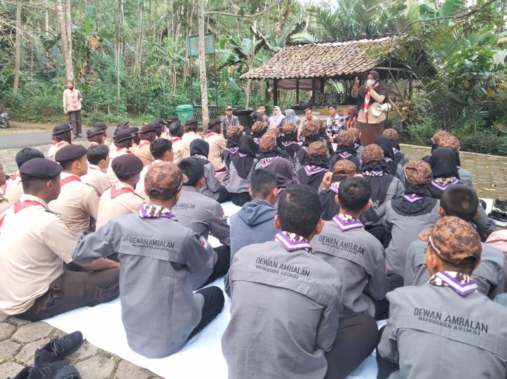 Puluhan anggota Pramuka SMAN 1 Sigaluh dan SMAN 1 Karangkobar ikuti kegiatan di komplek destinasi wisata curug pitu, Kecamatan Sigaluh 
