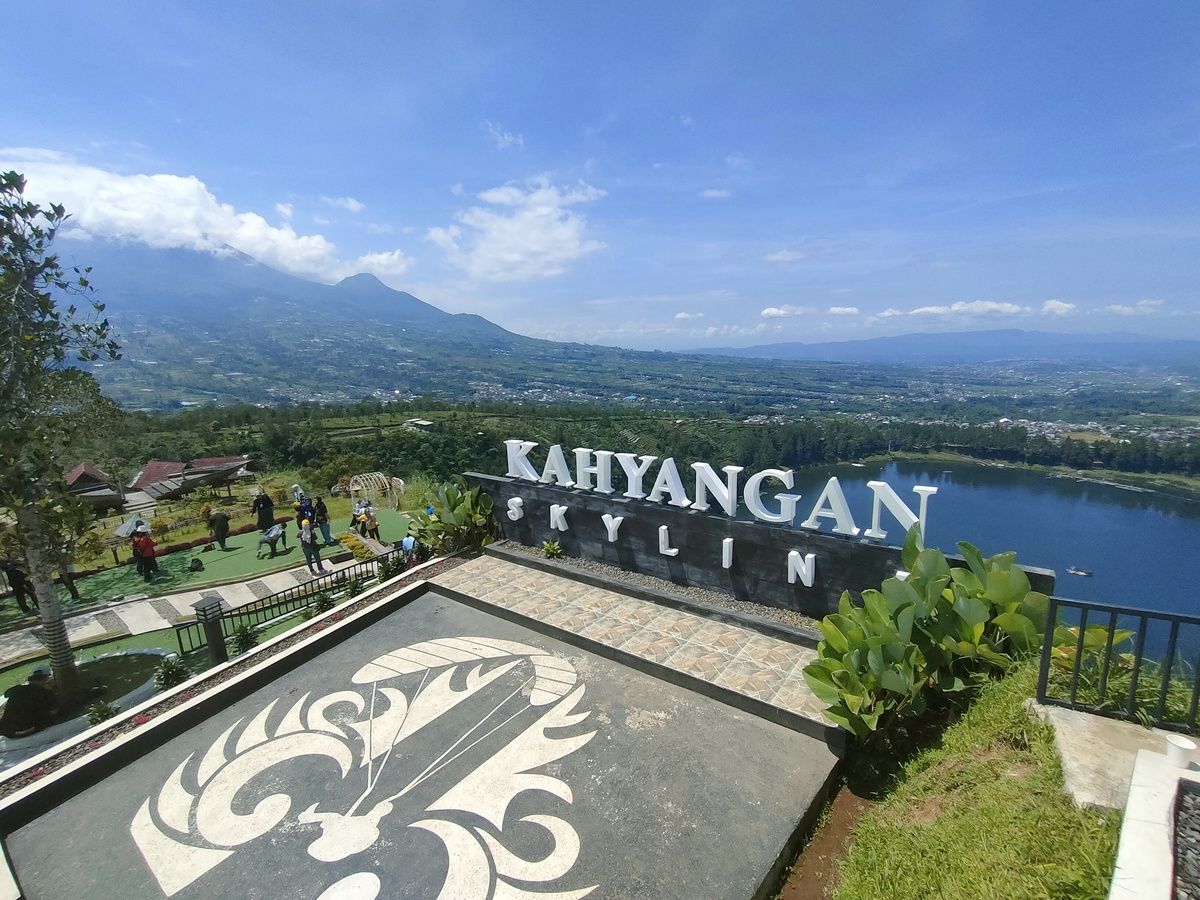 Objek Wisata Kahyangan Skyline, salah satu pesona wisata Dieng dengan melihat panorama Telaga Menjer dari ketinggian.