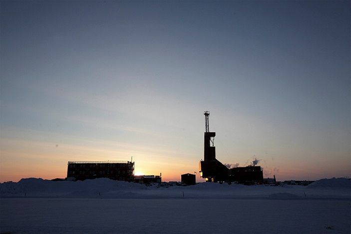 Matahari terbenam di belakang anjungan pengeboran minyak di Teluk Prudhoe, Alaska pada 17 Maret 2011.