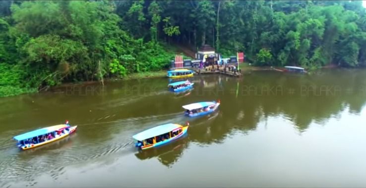 Ngabuburit sambil naik perahu mengelilingi Nusa Gede di tempat wisata SItu Lengkong Panjalu, Ciamis.