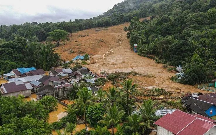 Penampakan bencana tanah longsor di Kecamatan Serasan, Kabupaten Natuna, Kepulauan Riau yang terjadi pada Selasa 7 Maret 2023.