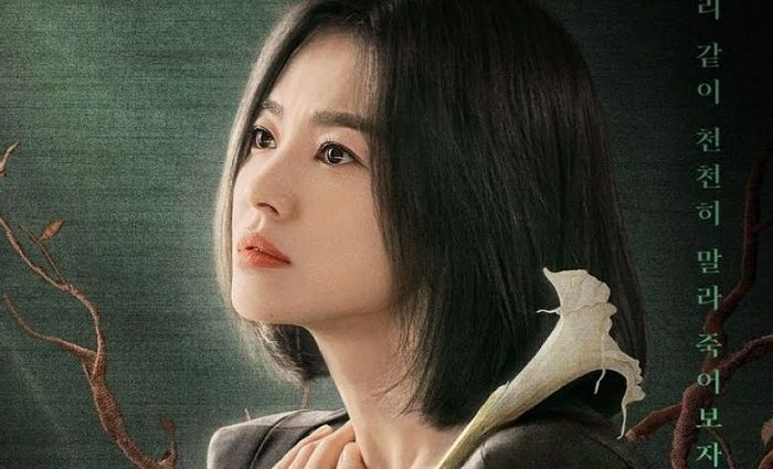 Poster “The Glory” dengan Song Hye Kyo.*  